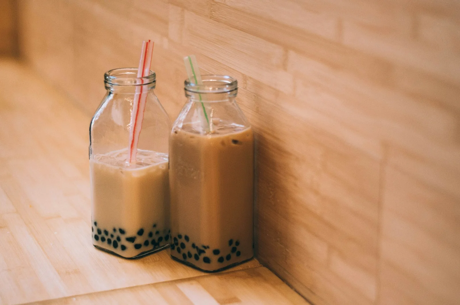Hai ly trà sữa trân châu được chuẩn bị cho một buổi vui